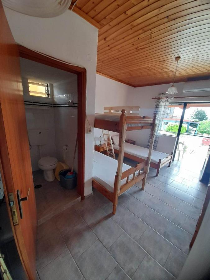 Christina Sunny Rooms Loútsa Exterior foto