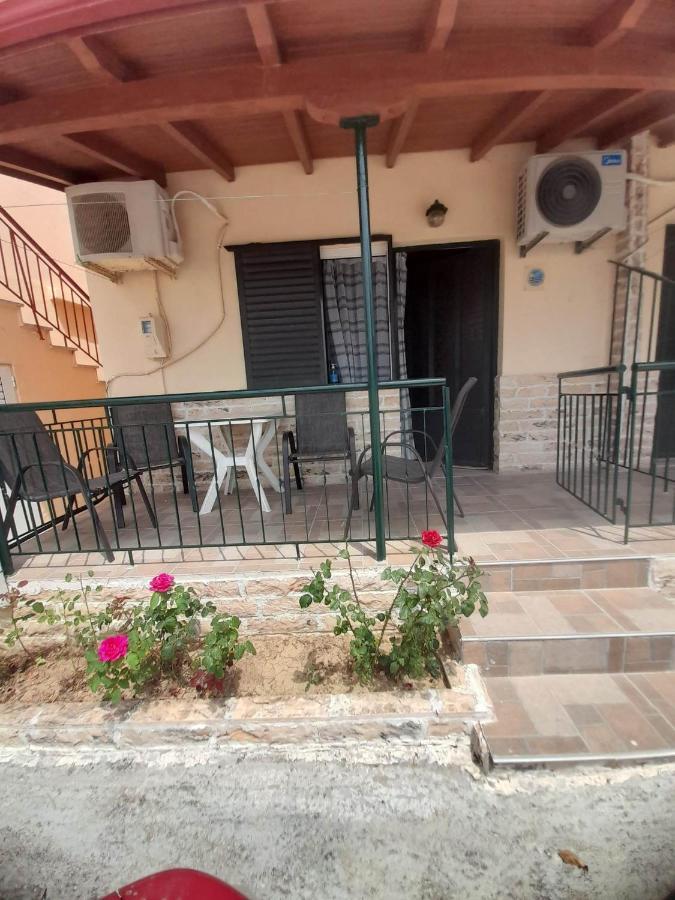 Christina Sunny Rooms Loútsa Exterior foto