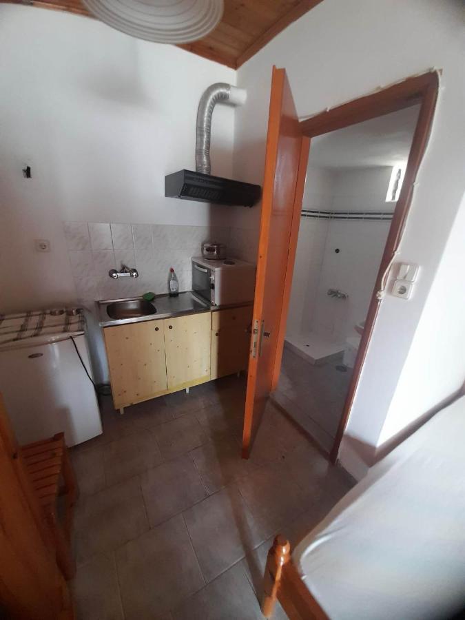 Christina Sunny Rooms Loútsa Exterior foto