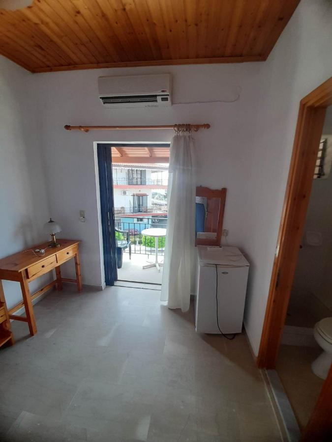 Christina Sunny Rooms Loútsa Exterior foto