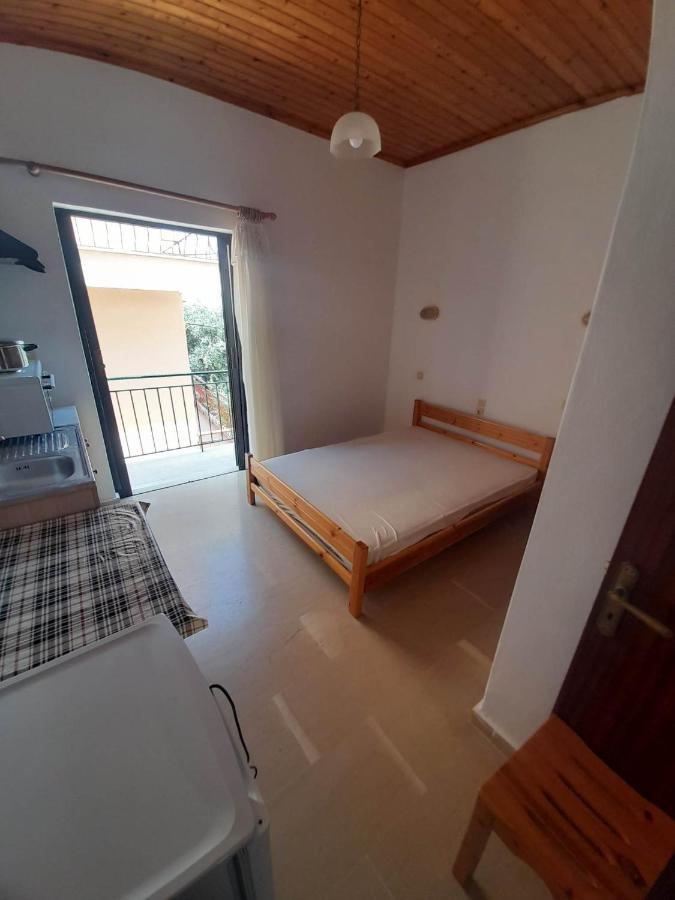 Christina Sunny Rooms Loútsa Exterior foto