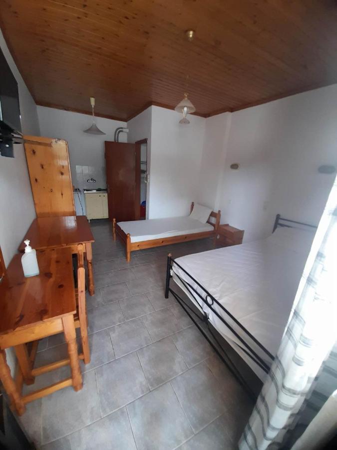 Christina Sunny Rooms Loútsa Exterior foto